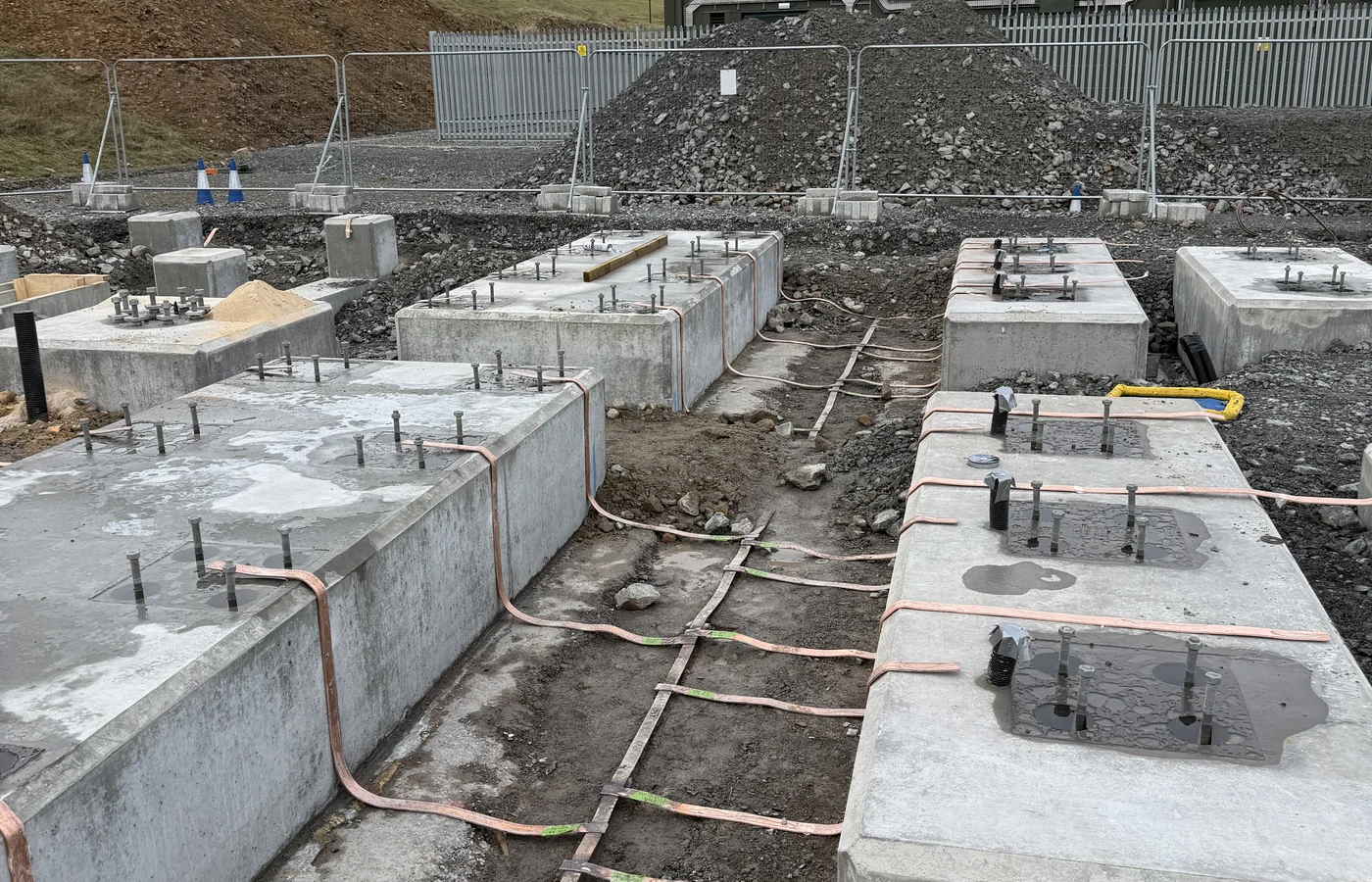 Below-ground power earthing grid
