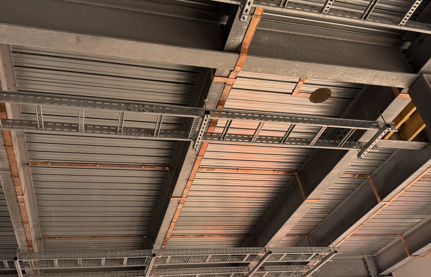 Internal earthing installation